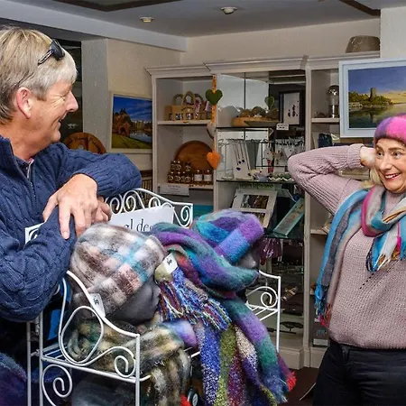 Crown Quarter Hotel *