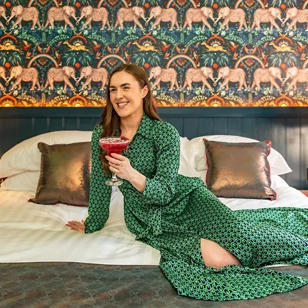 Hotel Crown Quarter *